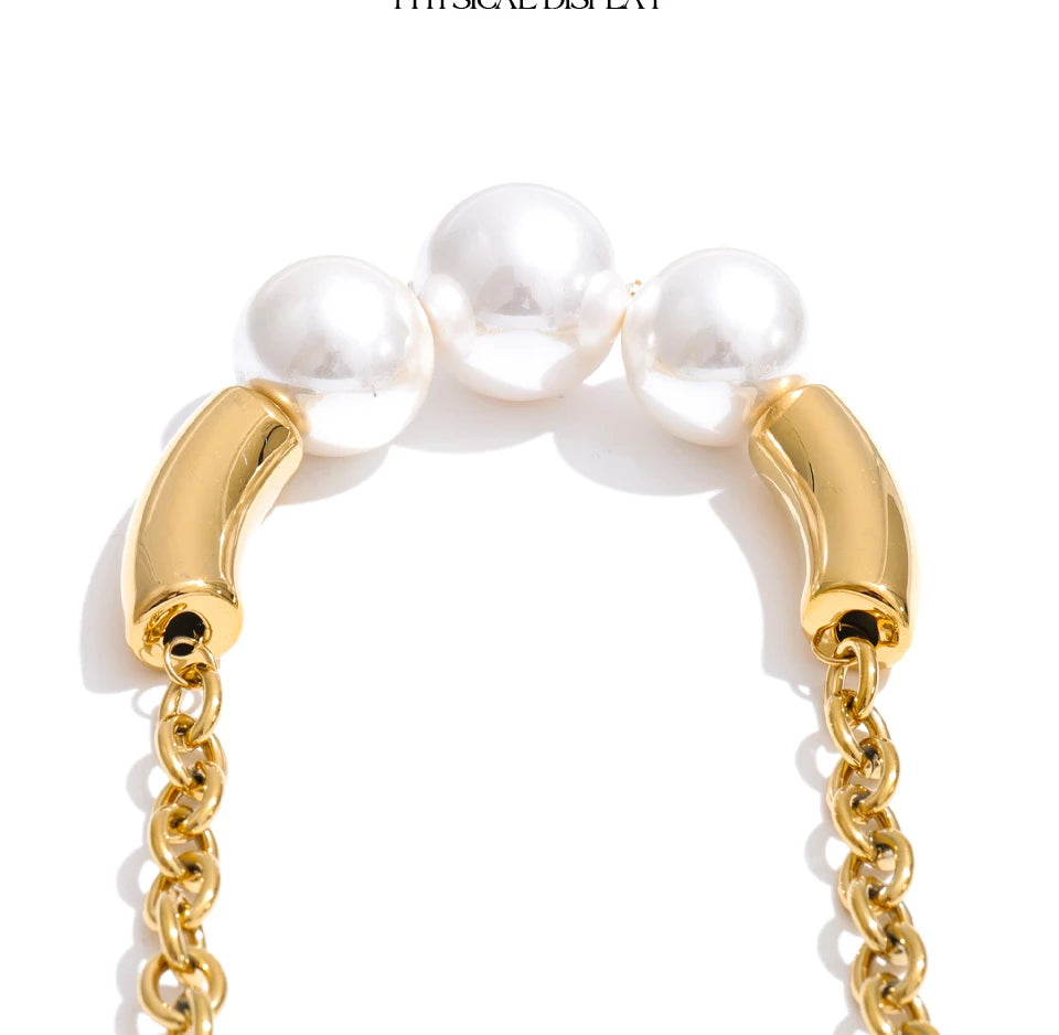 Pearl beaded geometric necklace in gold-plated stainless steel with pearl.