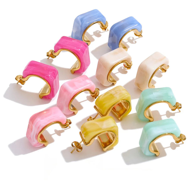 Earrings made of gold-plated stainless steel with resin and acrylic, in a variety of pastel colors.