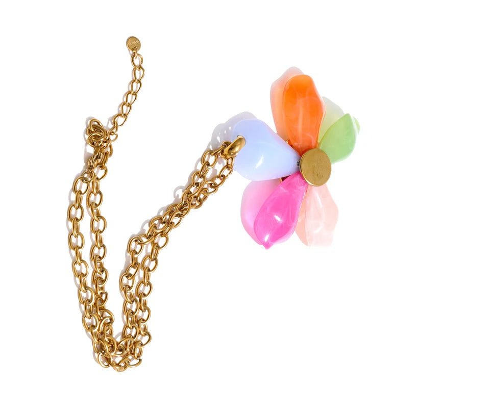 Resin acrylic flower necklace in gold-plated stainless steel with resin and acrylic.