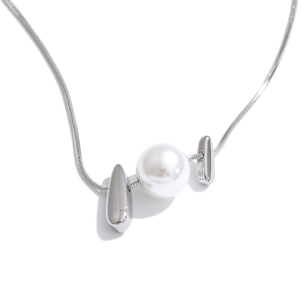 Pearl geometric necklace in gold-plated stainless steel with pearl.