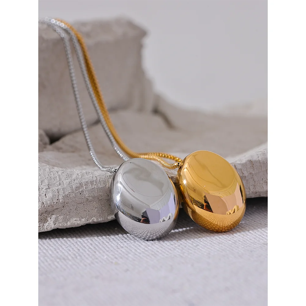 Minimalist geometric chain necklace in gold-plated 316L stainless steel.