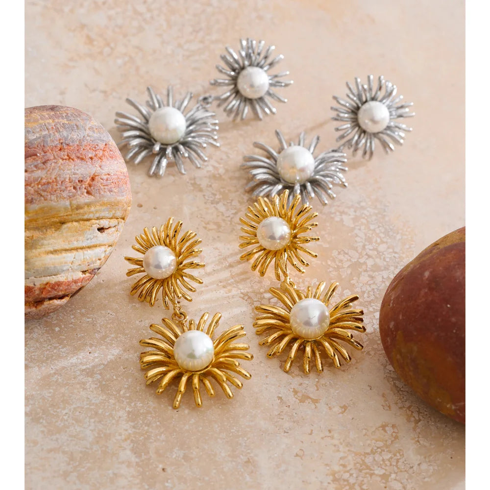 Pearl flower earrings in gold-plated stainless steel with pearl.
