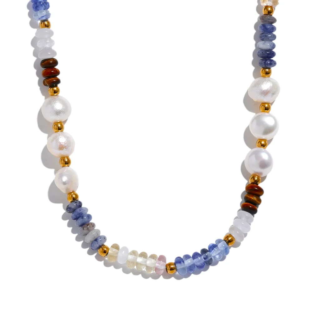 Gold-plated necklace with freshwater pearls and natural stones.