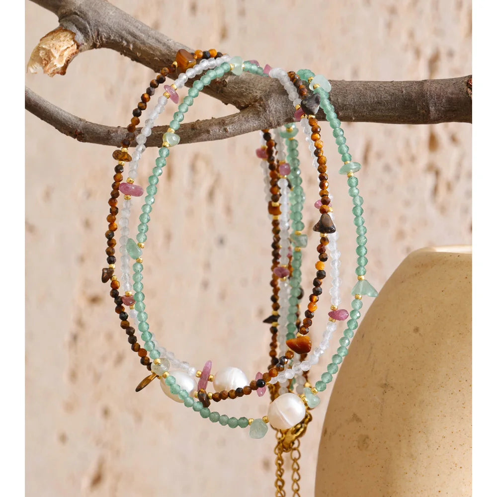 Freshwater pearl natural stone beaded necklace in gold-plated stainless steel with freshwater pearl and natural stone.
