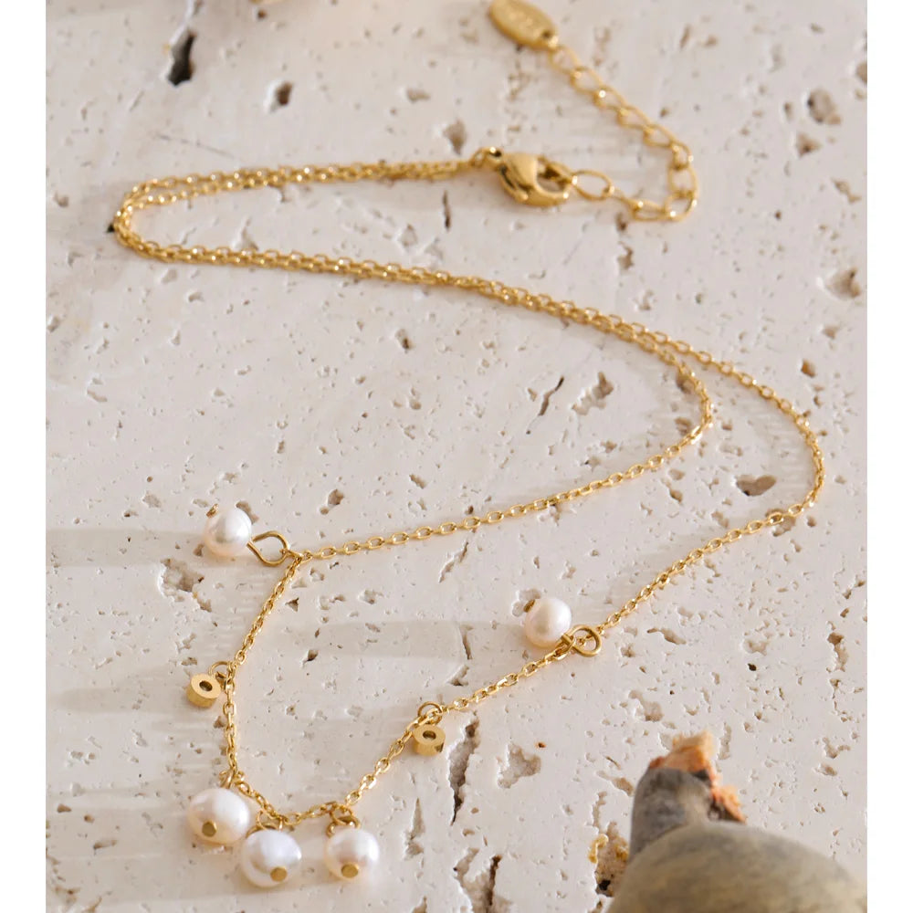 Cubic zirconia freshwater pearl geometric necklace in gold-plated stainless steel with freshwater pearl and cubic zirconia.