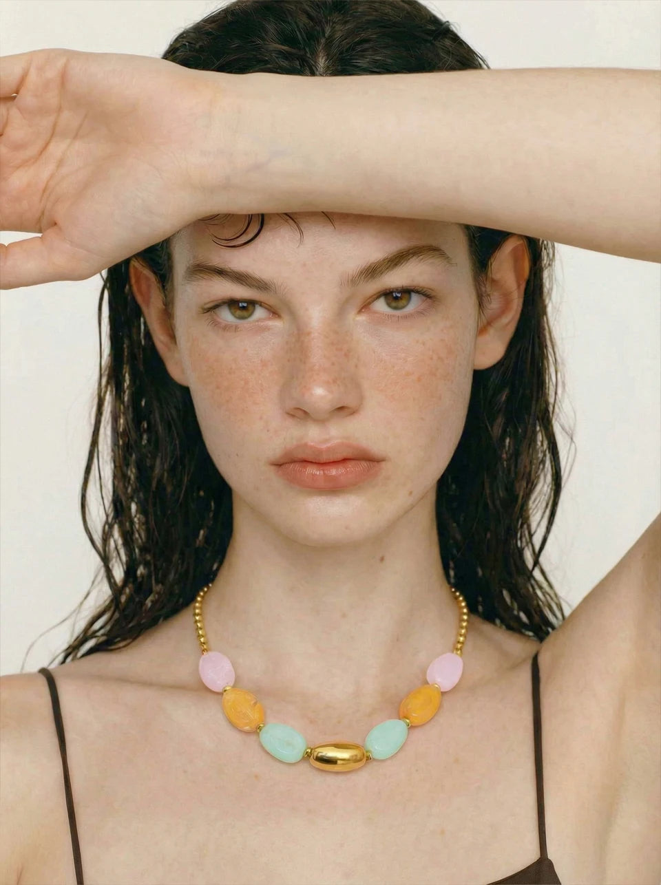 Resin natural stone geometric necklace in gold-plated stainless steel with natural stone and resin.
