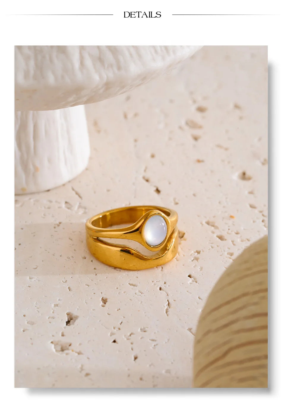 Shell geometric ring in 18K gold-plated stainless steel with shell.