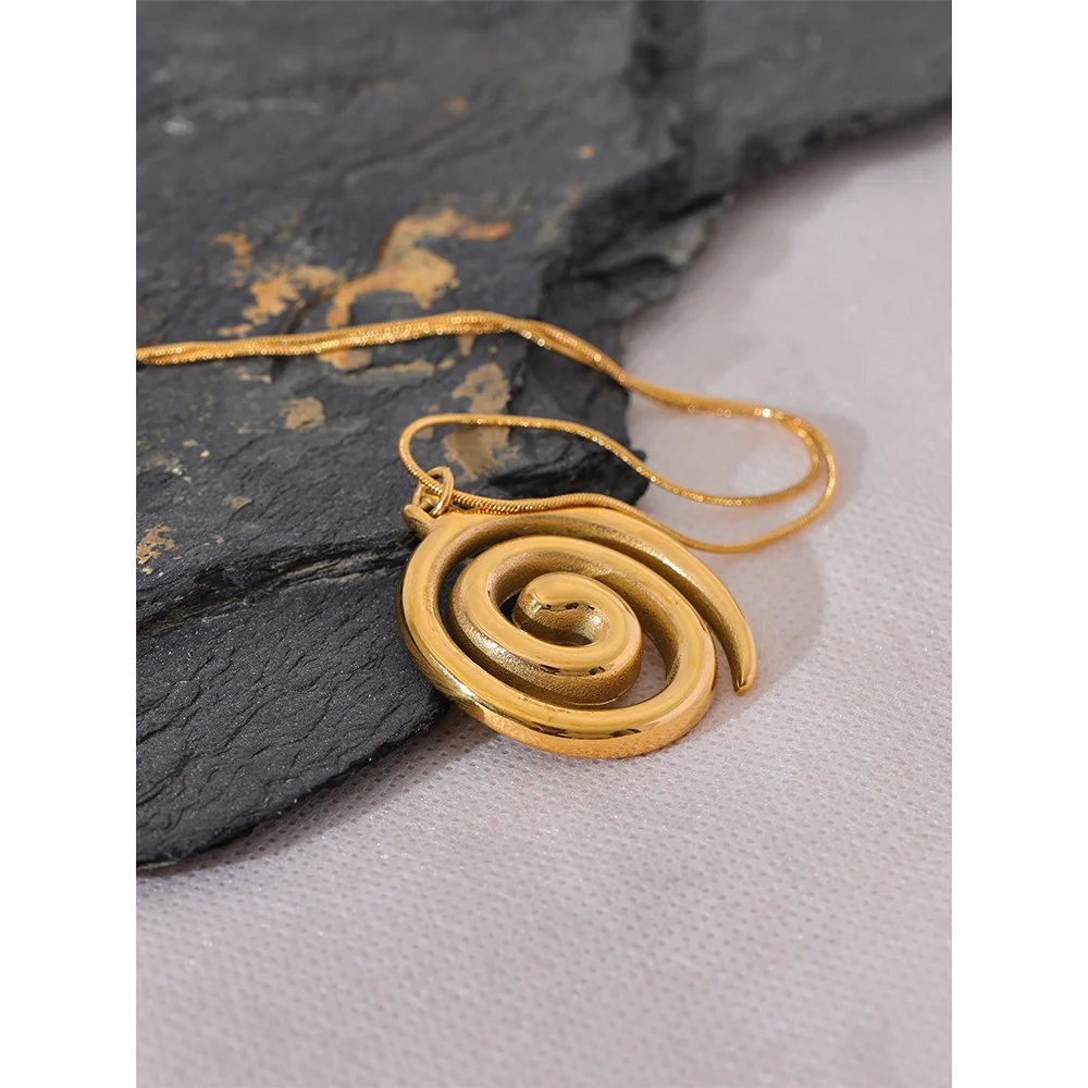 Geometric necklace in gold-plated stainless steel.