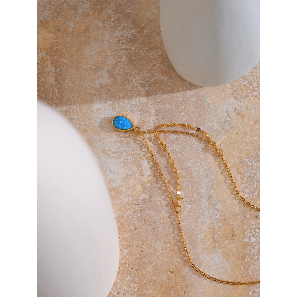 Blue natural stone geometric necklace in gold-plated stainless steel with natural stone.