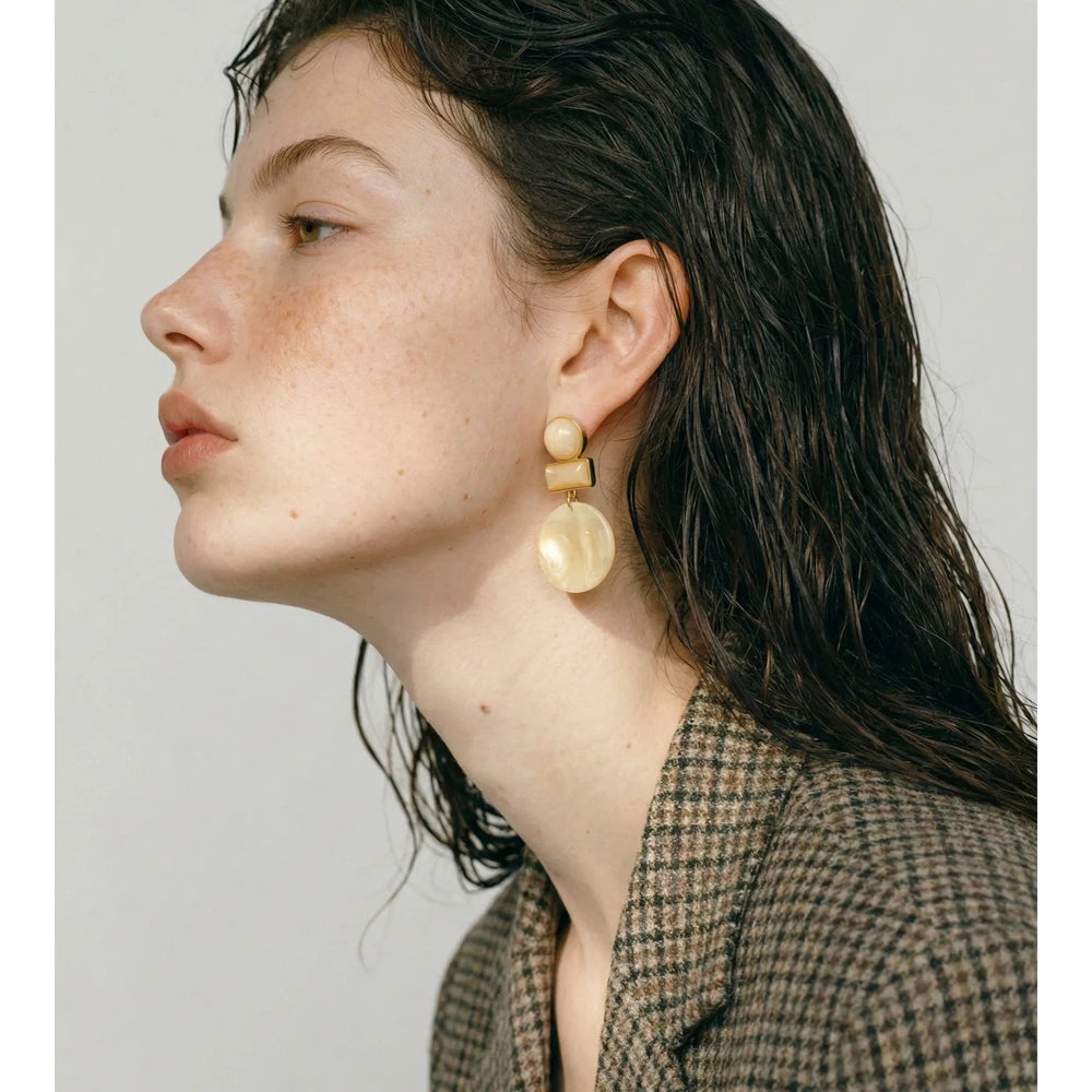 Resin geometric earrings in gold-plated stainless steel with resin.