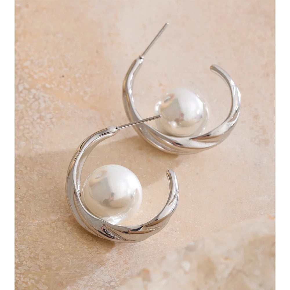 Pearl geometric earrings in gold-plated stainless steel with pearl.