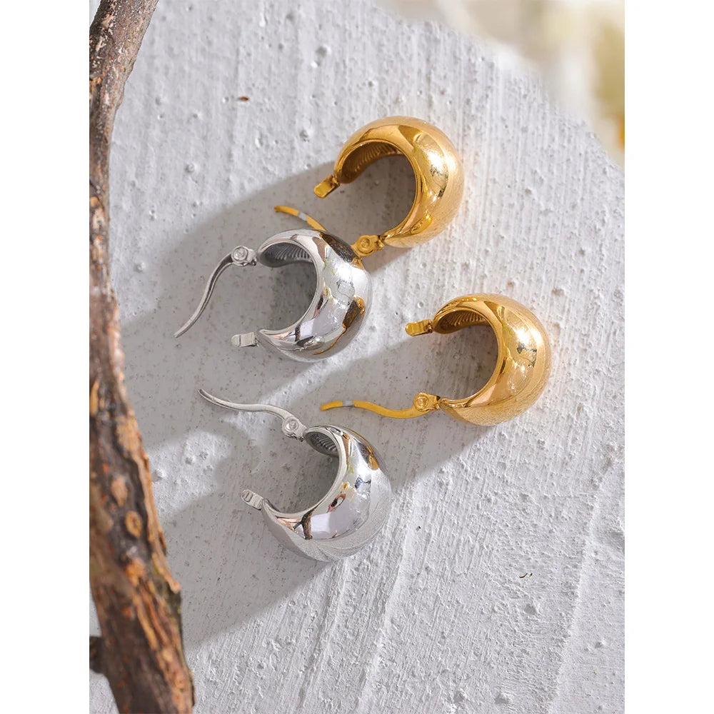Geometric earrings in gold-plated stainless steel.