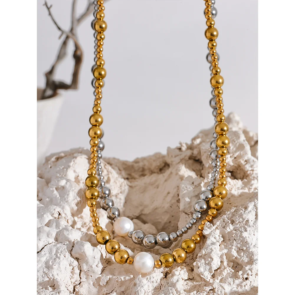 Freshwater pearl geometric necklace in 18K gold-plated stainless steel with freshwater pearl.