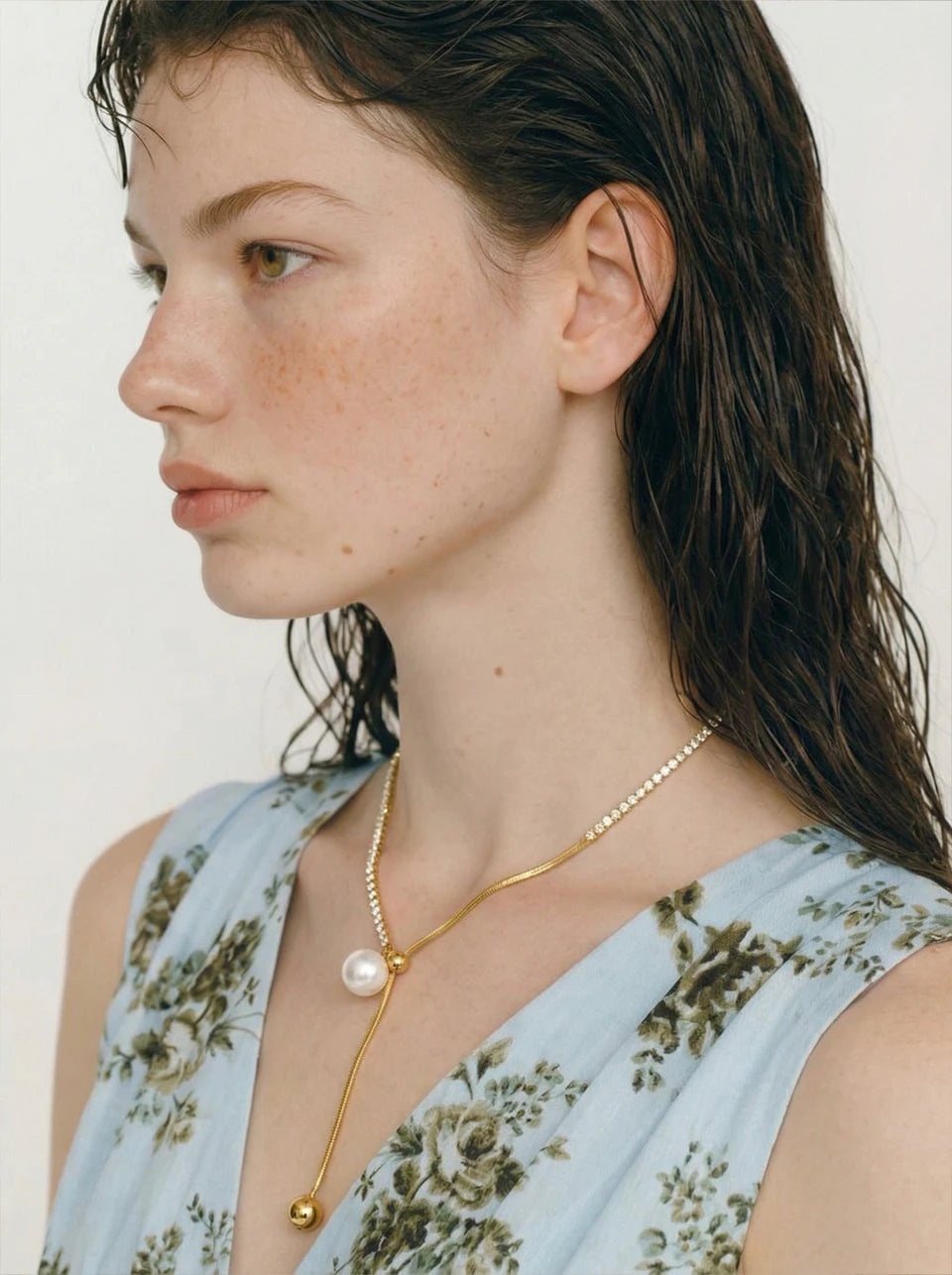 Cubic zirconia pearl geometric necklace in gold-plated stainless steel with pearl and cubic zirconia.