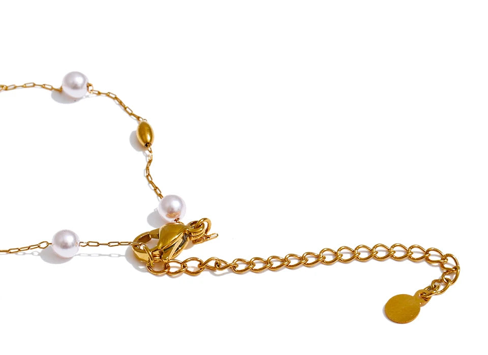 Pearl beaded geometric necklace in gold-plated stainless steel with pearl.