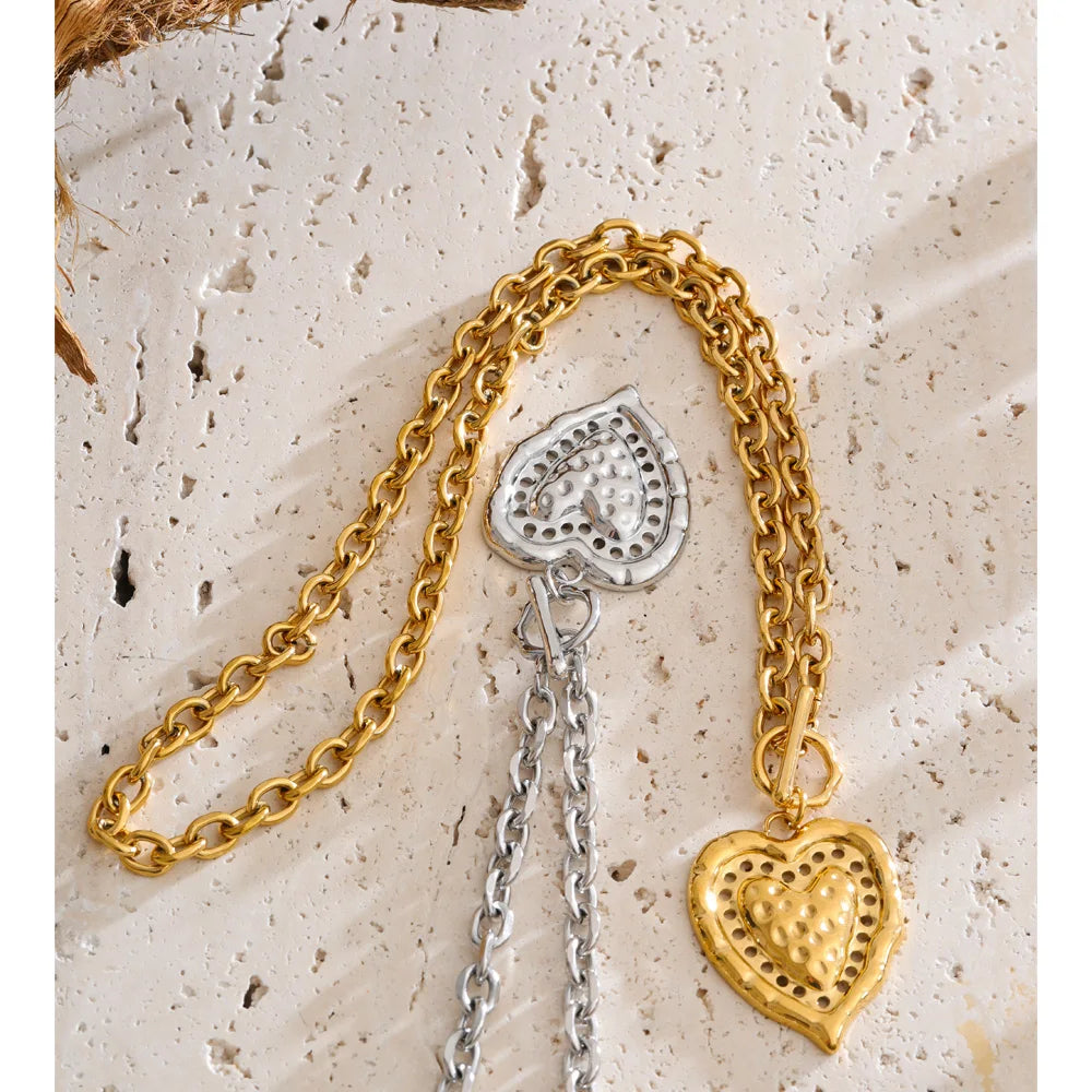 Heart necklace in gold-plated stainless steel.