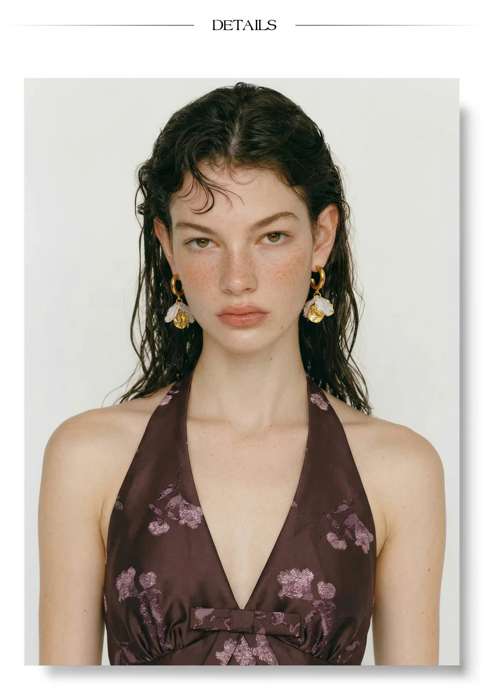 Resin flower geometric earrings in gold-plated stainless steel with resin.