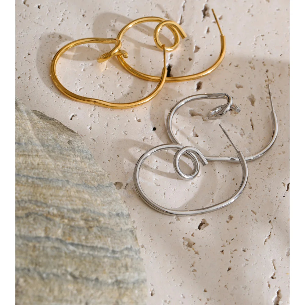 Geometric earrings in gold-plated stainless steel.