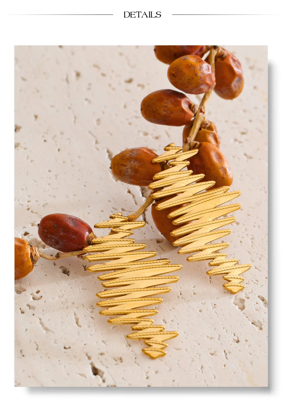 Geometric earrings in gold-plated stainless steel.