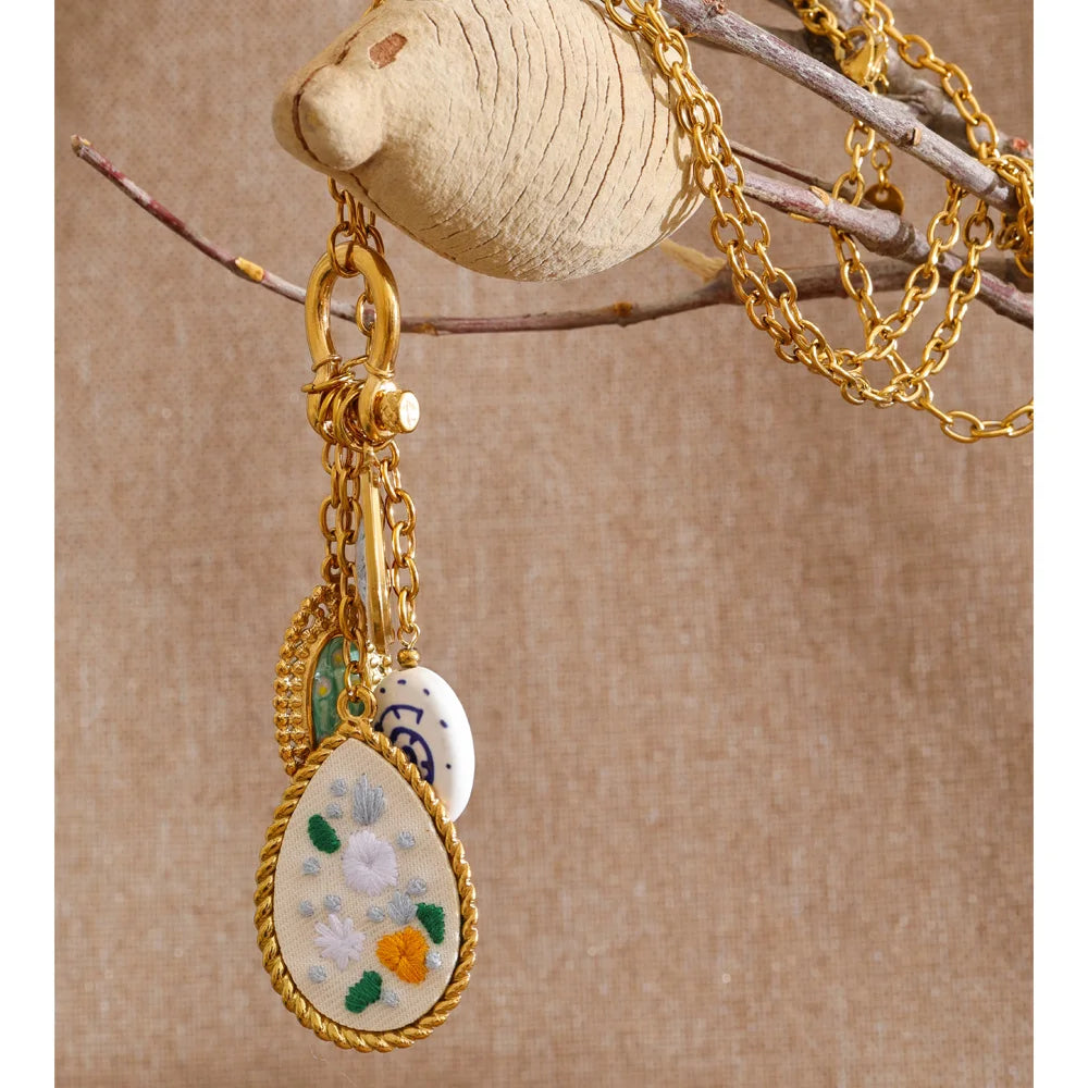 Flower necklace in gold-plated stainless steel.