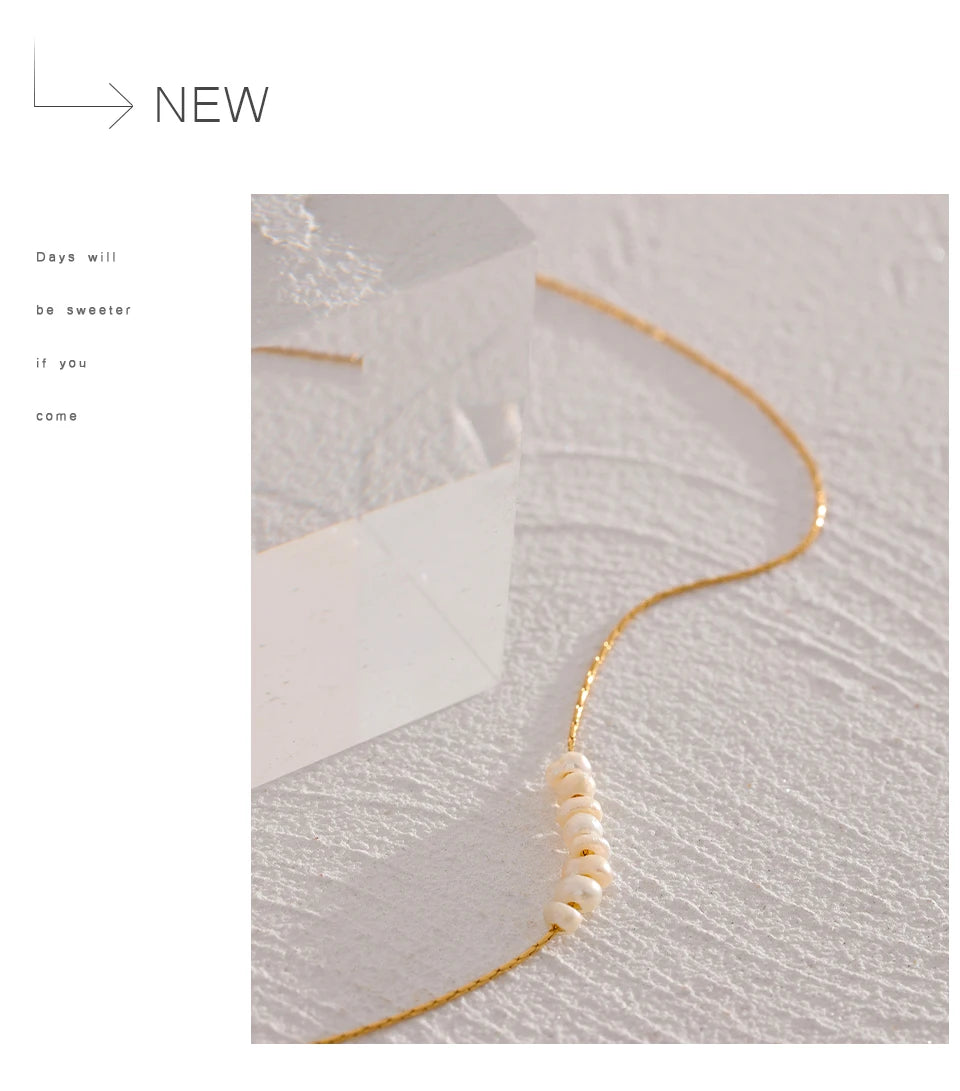Freshwater pearl geometric necklace in gold-plated stainless steel with freshwater pearl.