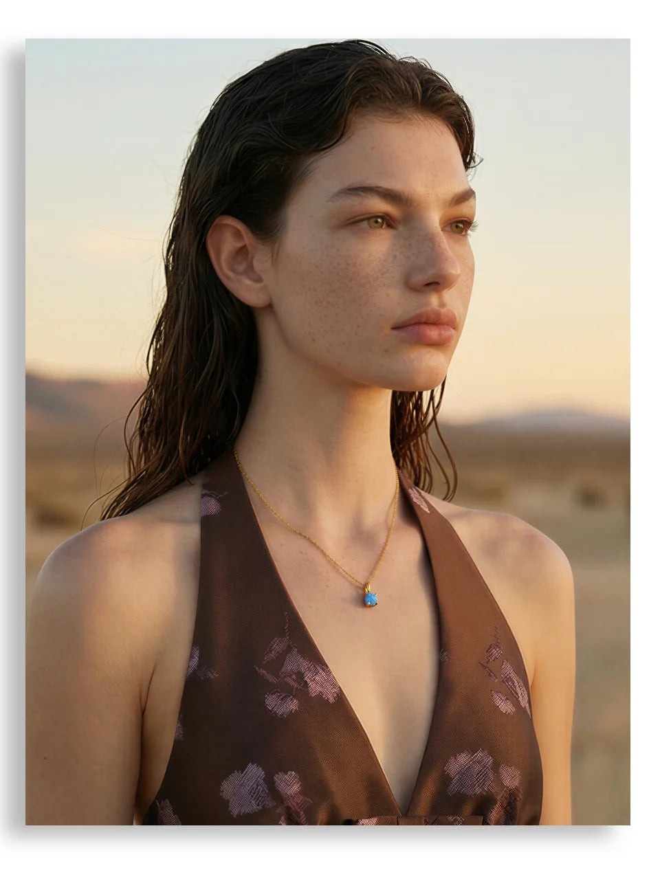 Natural stone geometric necklace in gold-plated stainless steel with natural stone.