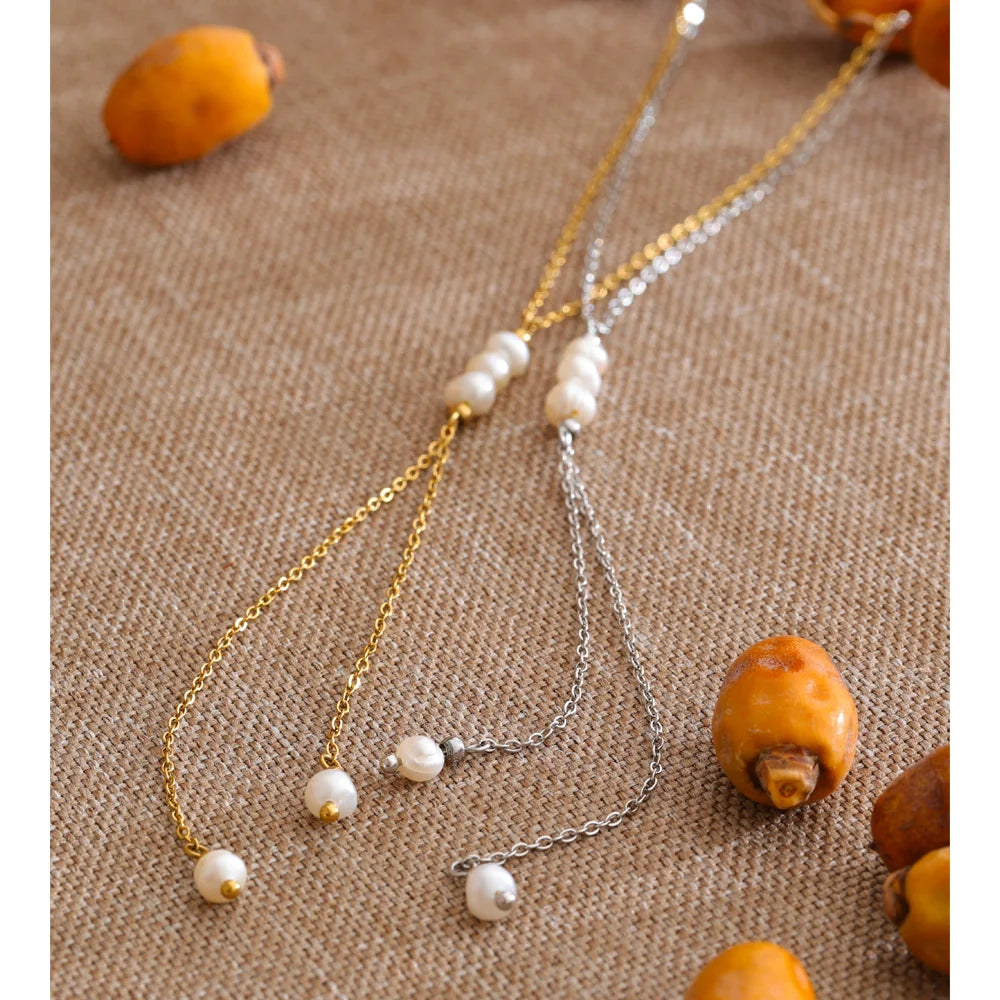 Freshwater pearl geometric chain necklace in gold-plated stainless steel with freshwater pearl.
