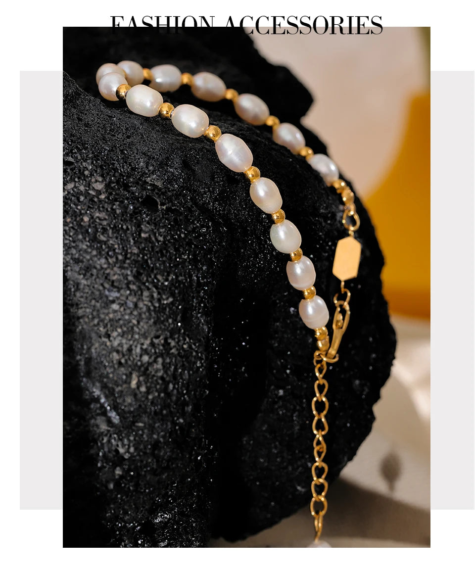 Freshwater pearl geometric bracelet in gold-plated stainless steel with freshwater pearl.