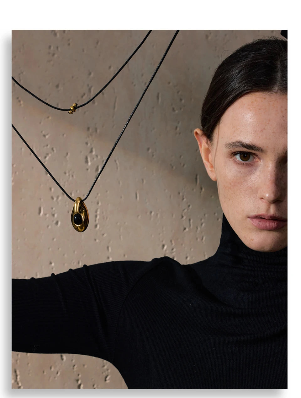 Natural stone geometric necklace in gold-plated stainless steel with natural stone.