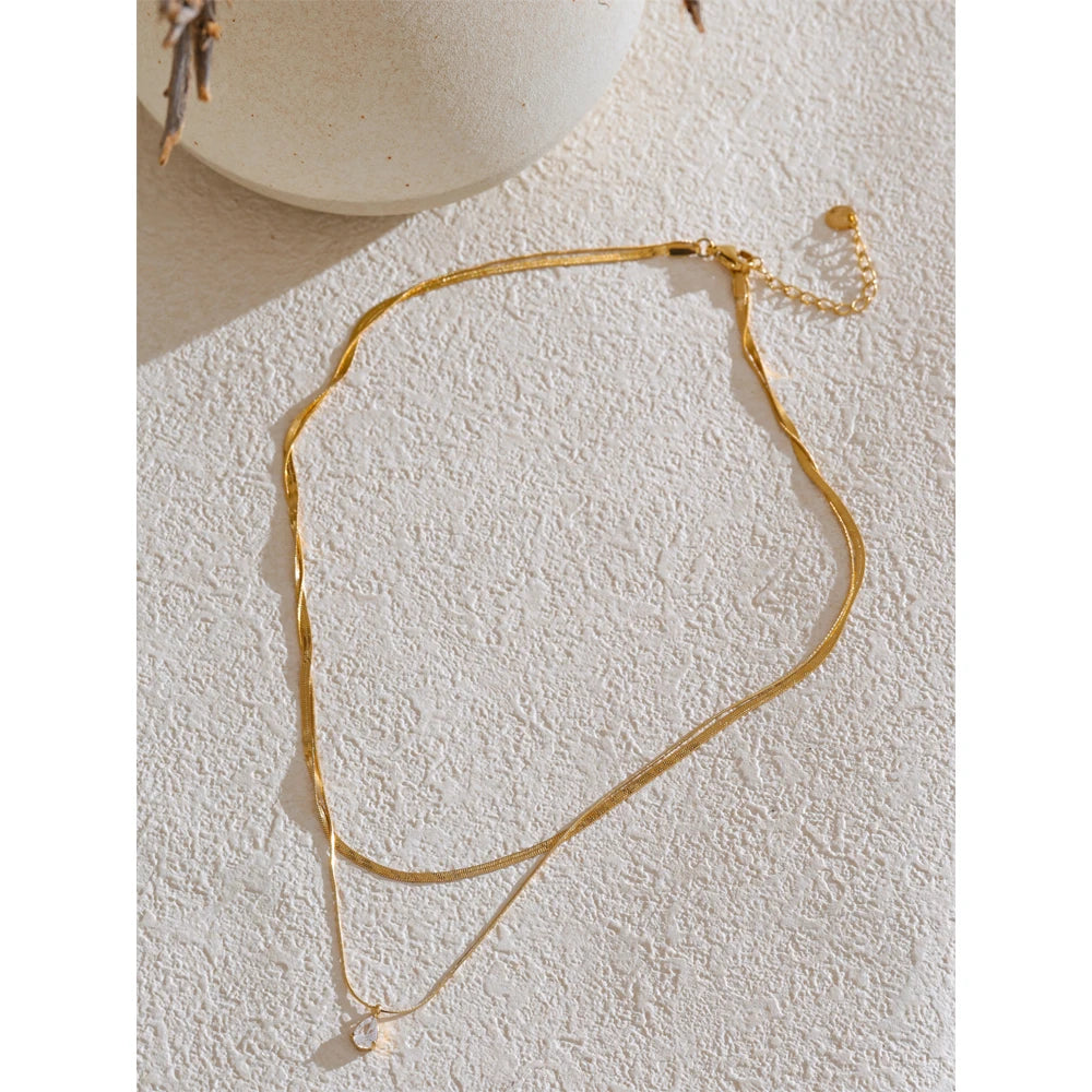 Cubic zirconia snake geometric necklace in gold-plated stainless steel with cubic zirconia.