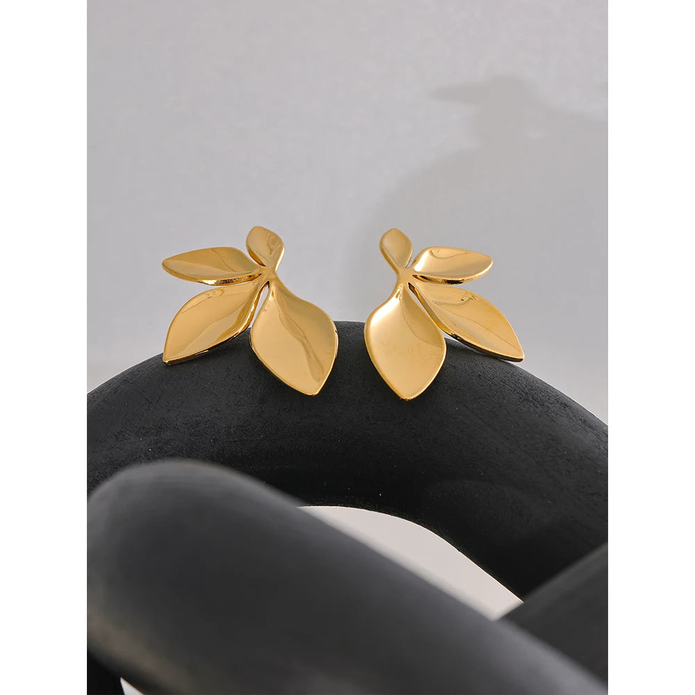 Flower geometric earrings in gold-plated stainless steel.
