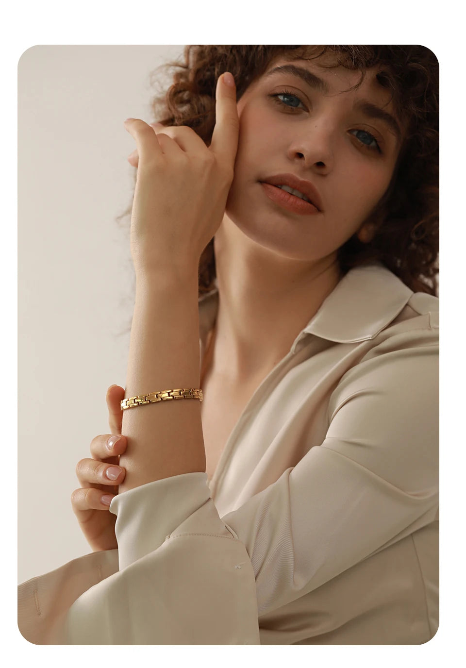 Geometric chain necklace in gold-plated 316L stainless steel.