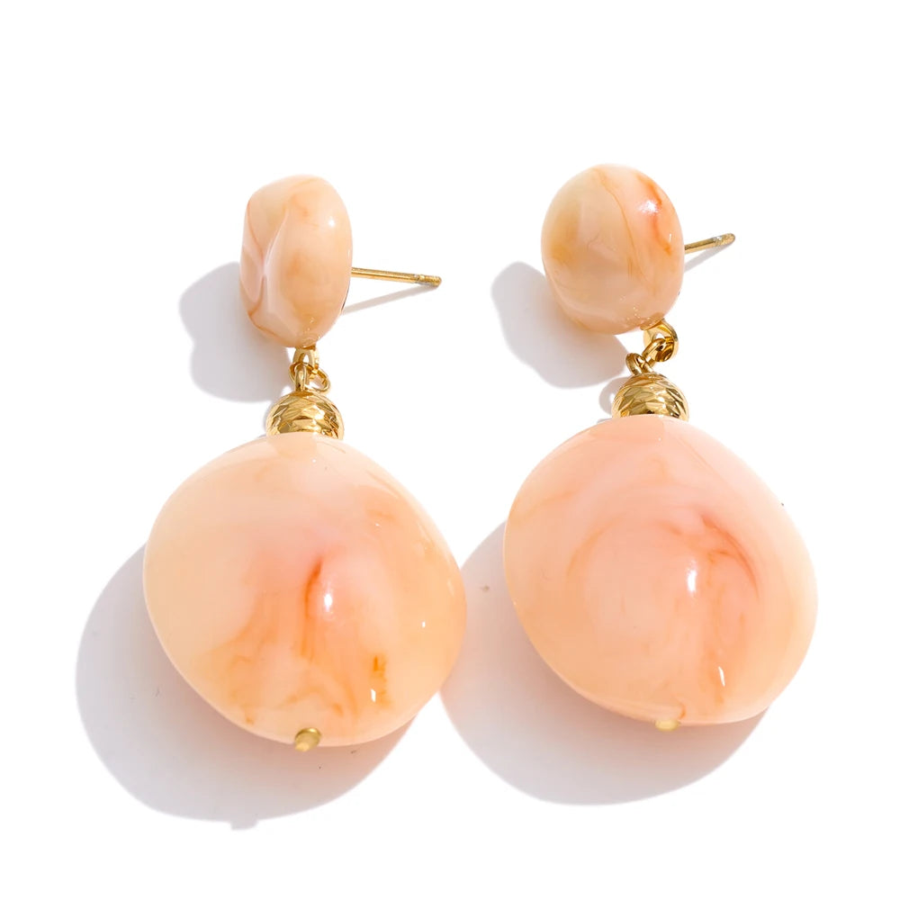 Resin geometric earrings in gold-plated stainless steel with resin.