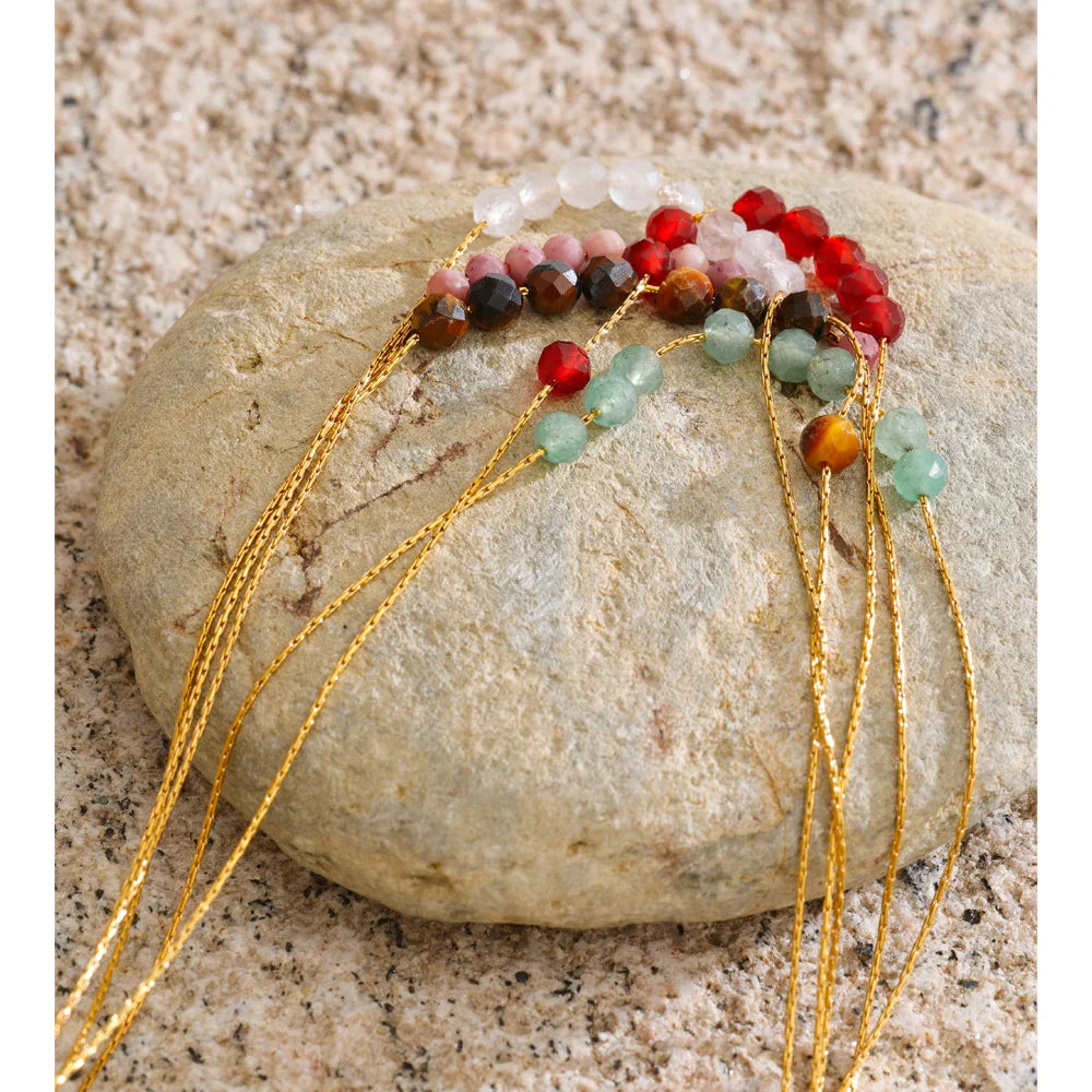 Natural stone beaded geometric necklace in gold-plated stainless steel with natural stone.