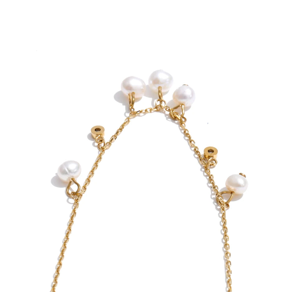 Cubic zirconia freshwater pearl geometric necklace in gold-plated stainless steel with freshwater pearl and cubic zirconia.