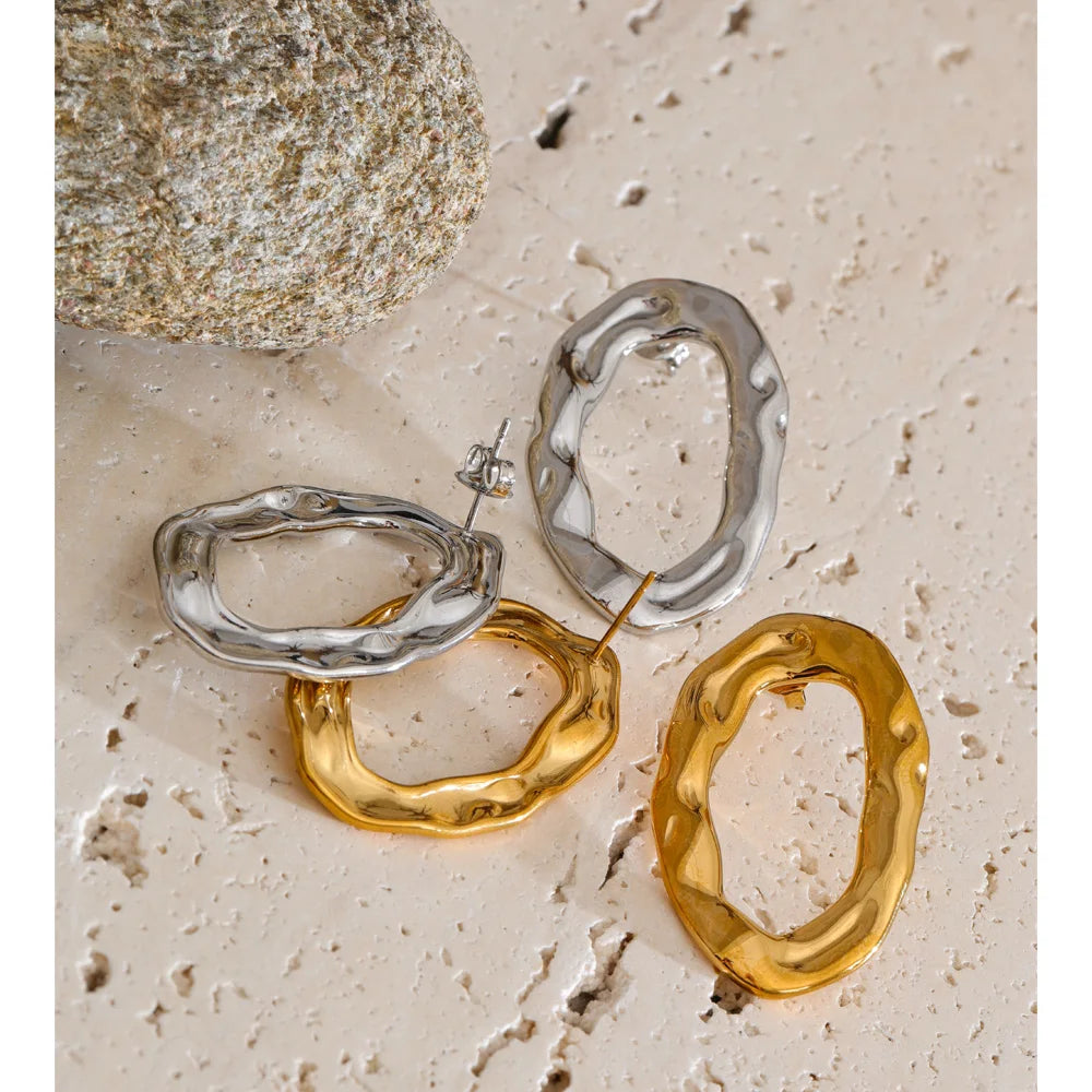 Geometric earrings in gold-plated stainless steel.
