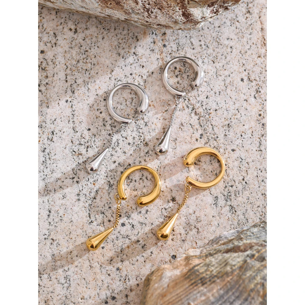 Geometric chain earrings in gold-plated stainless steel.