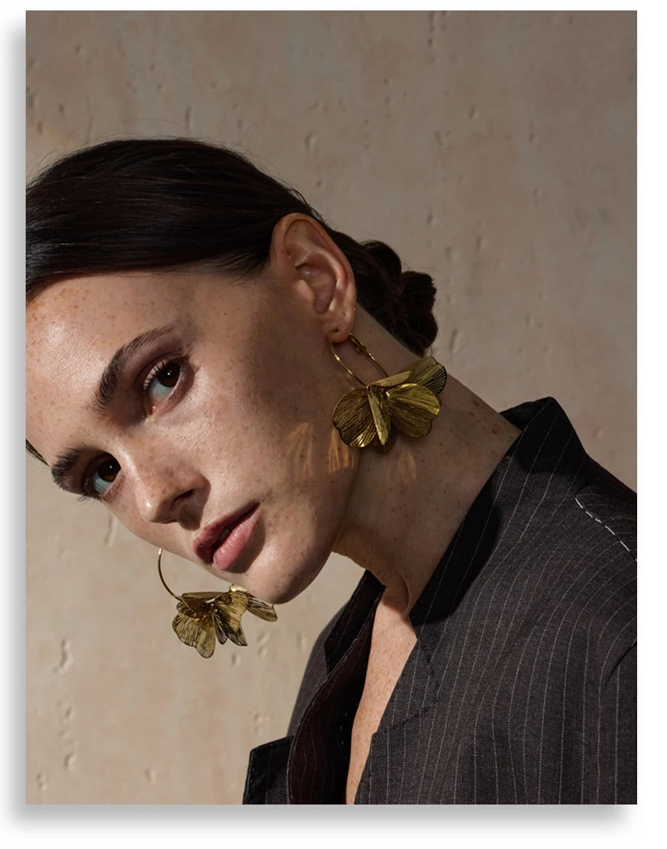 Flower geometric earrings in gold-plated stainless steel.