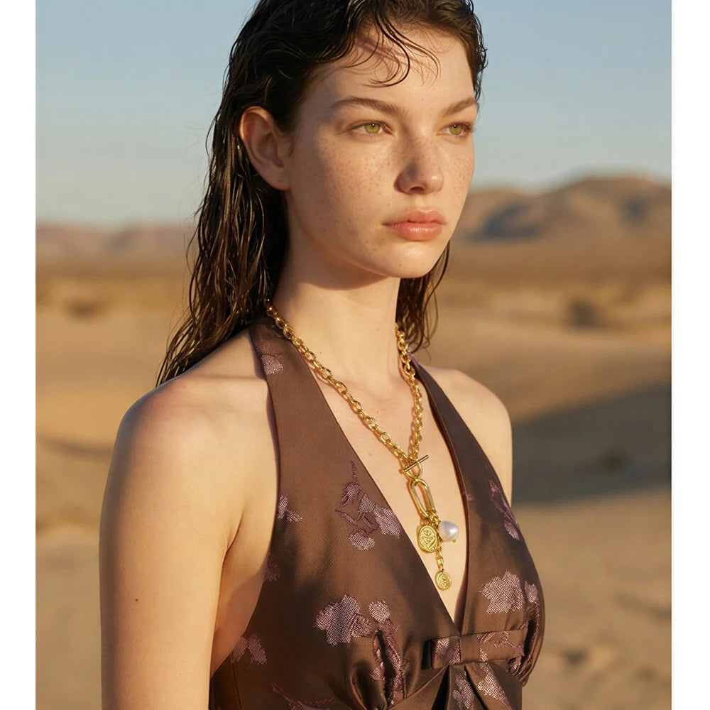 Pearl flower geometric necklace in gold-plated stainless steel with pearl.
