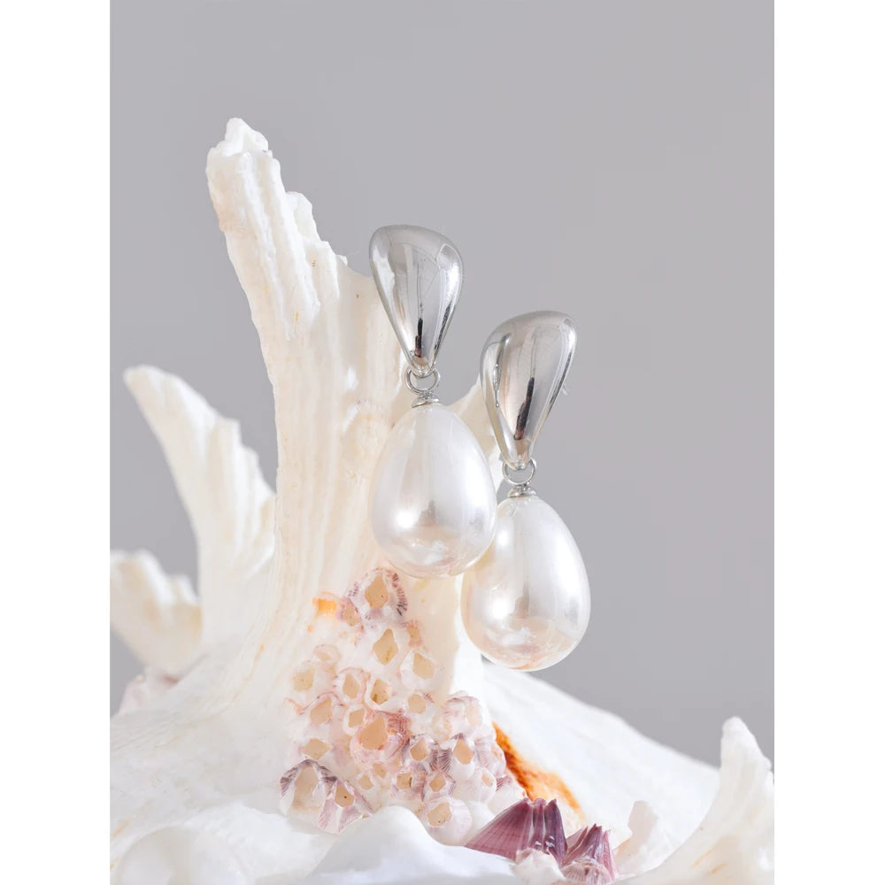 Pearl geometric earrings in gold-plated stainless steel with pearl.