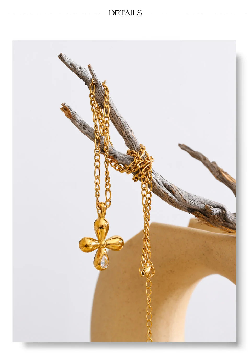 Cubic zirconia flower necklace in gold-plated stainless steel with cubic zirconia.