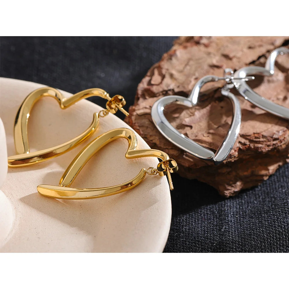 Heart minimalist earrings in gold-plated stainless steel.