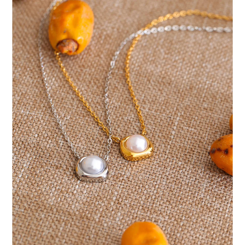 Pearl geometric necklace in gold-plated stainless steel with pearl.