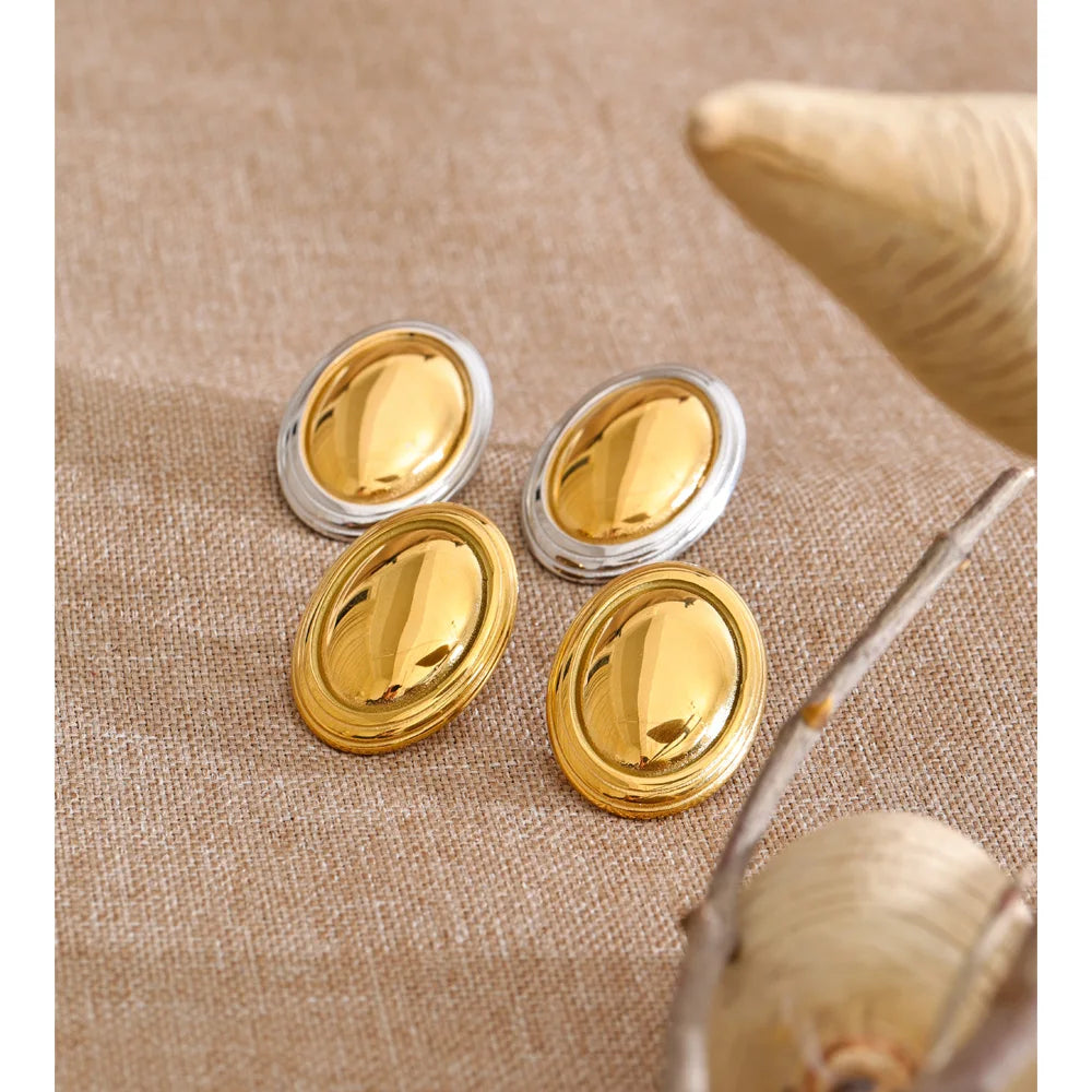 Geometric earrings in gold-plated stainless steel.