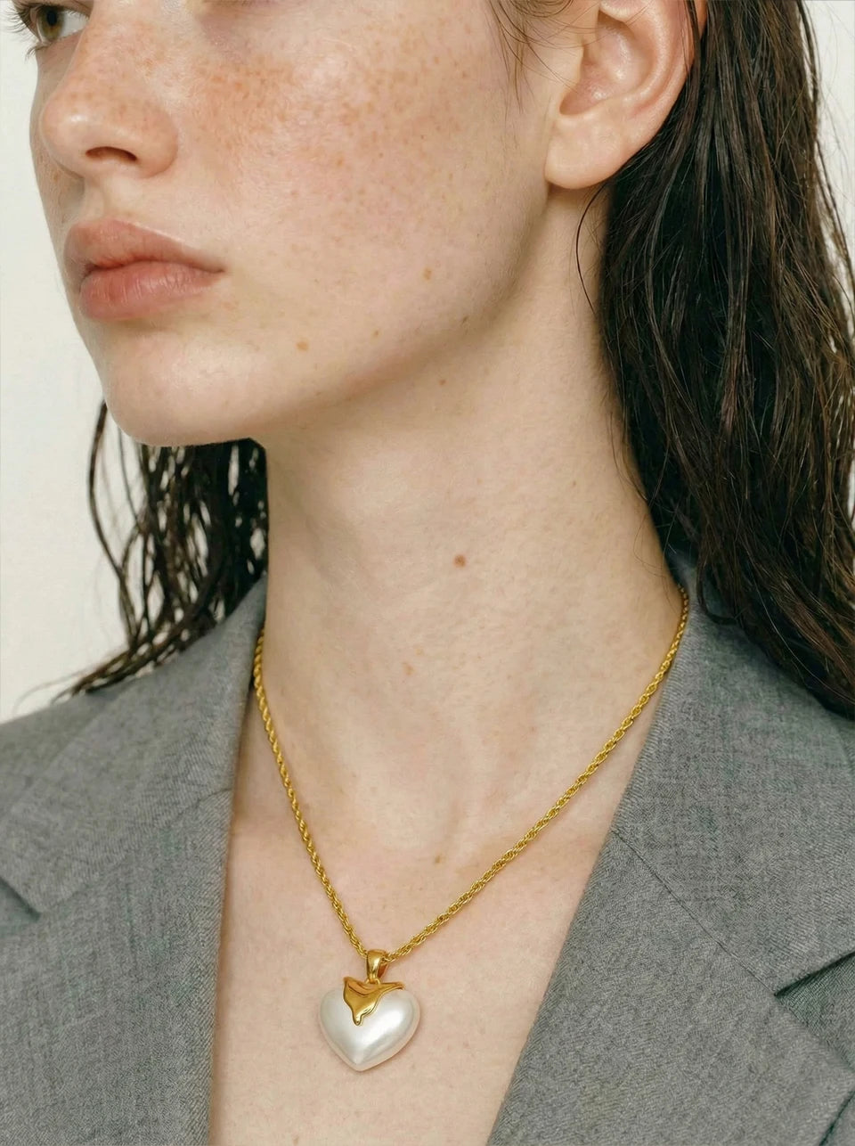 Pearl heart necklace in gold-plated stainless steel with pearl.