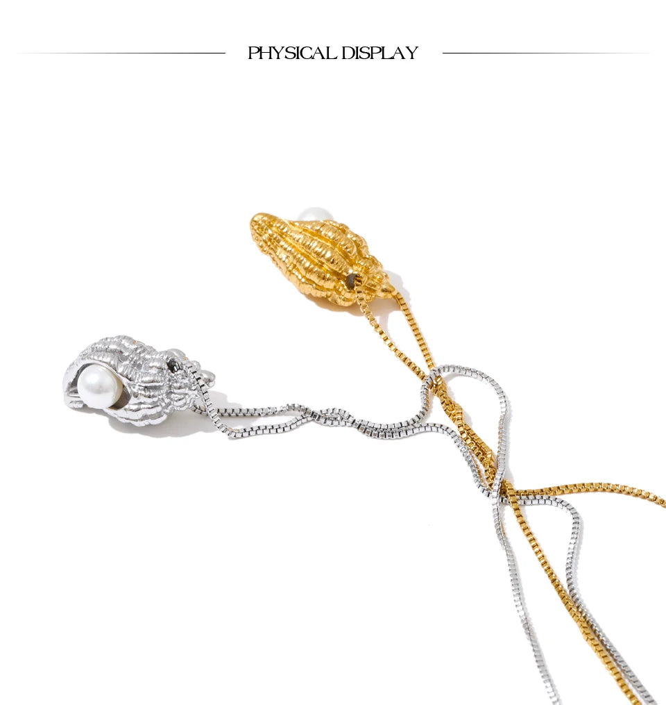 Pearl shell geometric necklace in gold-plated stainless steel with pearl and shell.