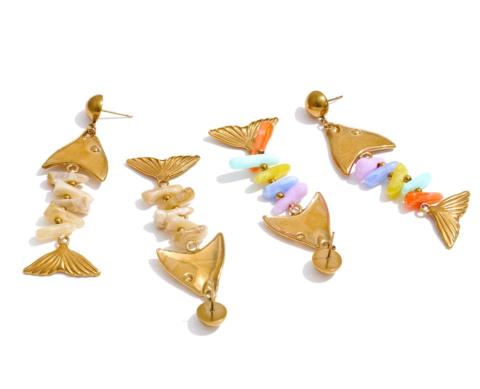 Resin multi-color geometric earrings in gold-plated stainless steel with resin.