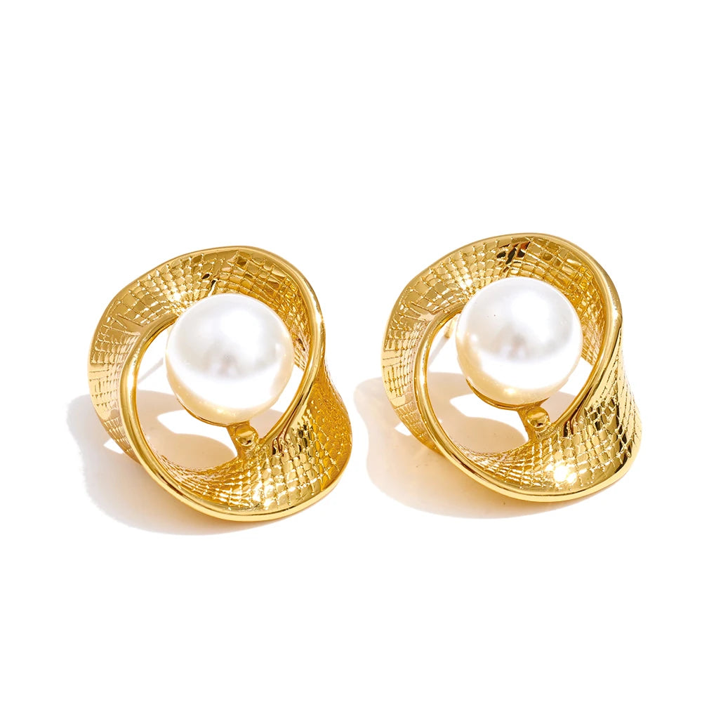 Pearl geometric earrings in gold-plated stainless steel with pearl.