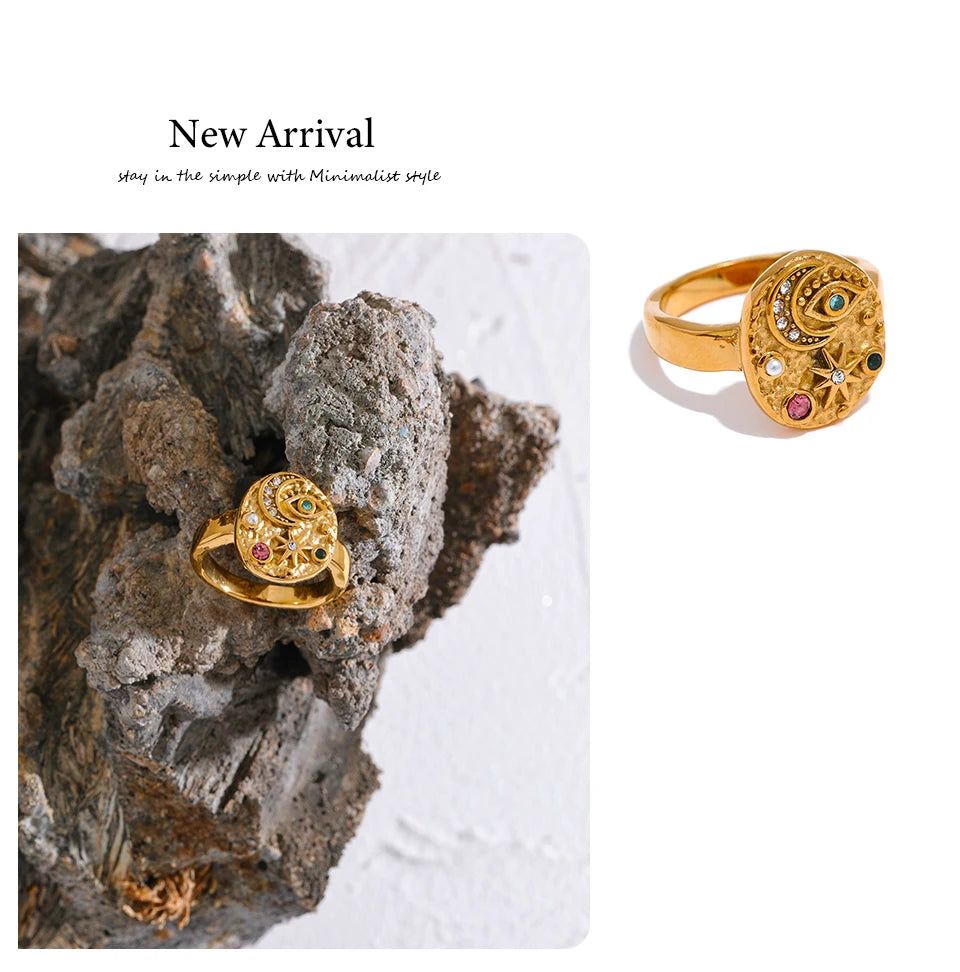 Cubic zirconia star moon ring in 18K gold-plated stainless steel with cubic zirconia.