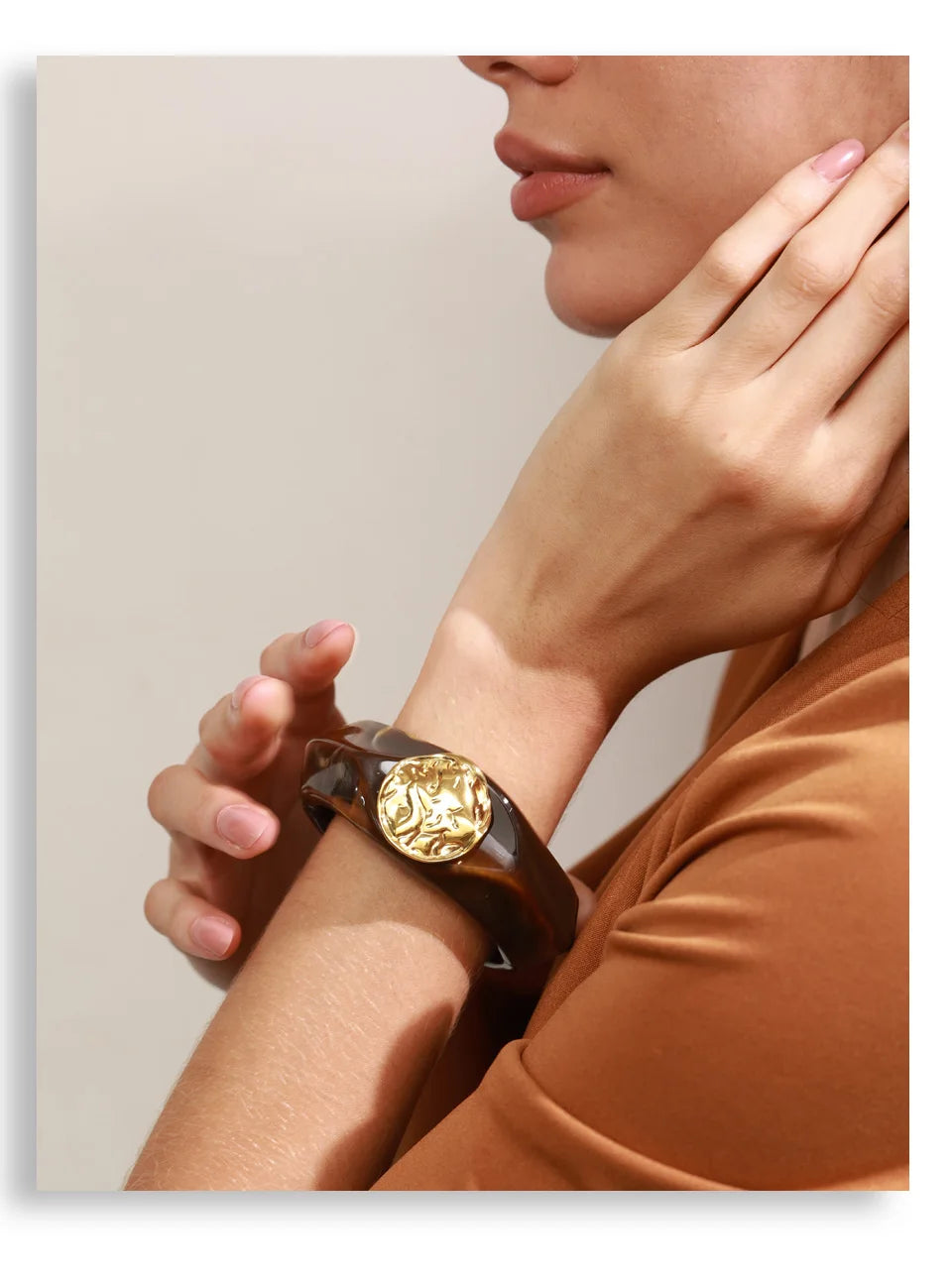 Resin multi-color geometric bracelet in gold-plated stainless steel with resin.